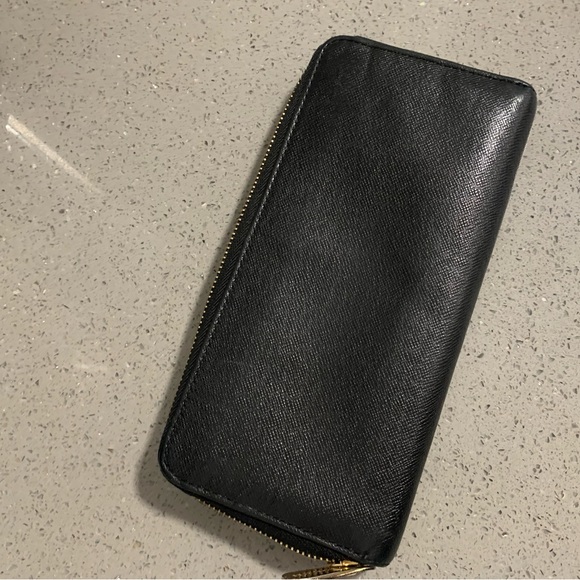 Black and gold Michael Kors wallet - Picture 2 of 5